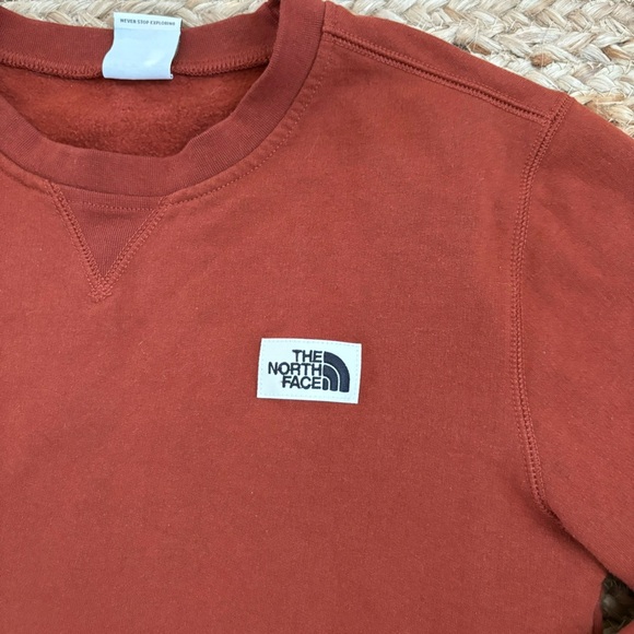 The North Face Men’s Small Heritage Patch Crew Neck Sweatshirt - Picture 2 of 6